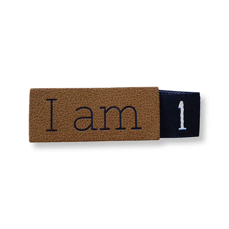 Kunst Leder Laber mit Aufschrift "i am" seitlich Weblabel schwarz mit Aufschrift 1