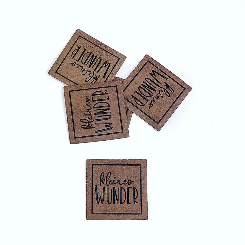 braune Lederlabels mit schwarzer Aufschrift "kleines Wunder"