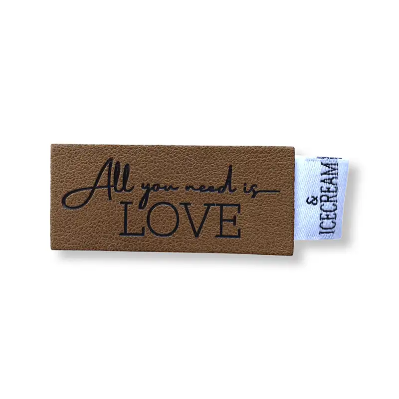 Kunst Leder Label mit Aufschrift " All you need is Love" seitlich weißes Weblabel mit Aufschrift "& icecream"