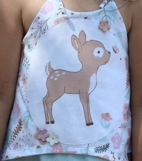 Kindershirt mit einem Bambi und verziert mit Lederblumen Patches