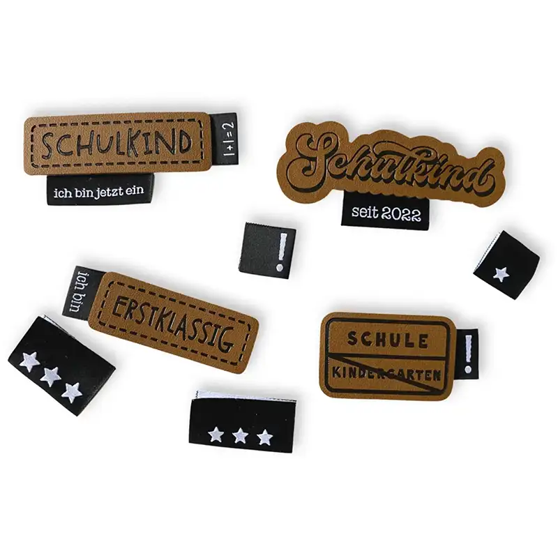 verschiedene Lederlabels und Weblabels zum Thema Schule