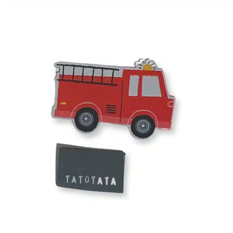 Aufnäher Set bestehend aus einem Iron-on Web-Patch in Form eines Feuerwehrautos und einem schwarzen Weblabel mit der Aufschrift tatütata