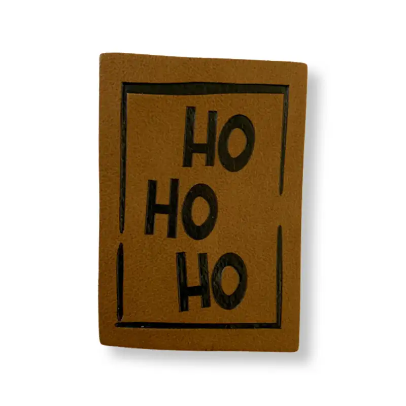 rechteckiges Lederlabe mit Aufschrift Hohoho
