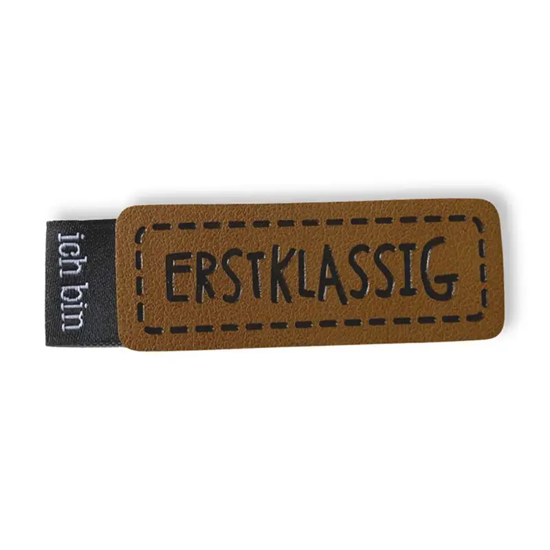 Lederlaben mit dem Aufdruck erstklassig. schwarzes Weblabel mit der Aufschrift ich bin.